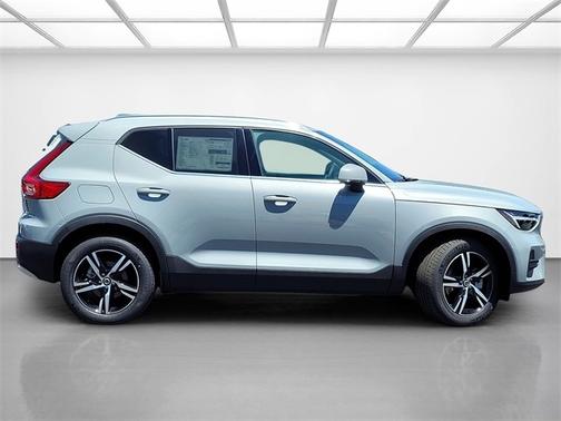 2024 Volvo XC40 B5 Core