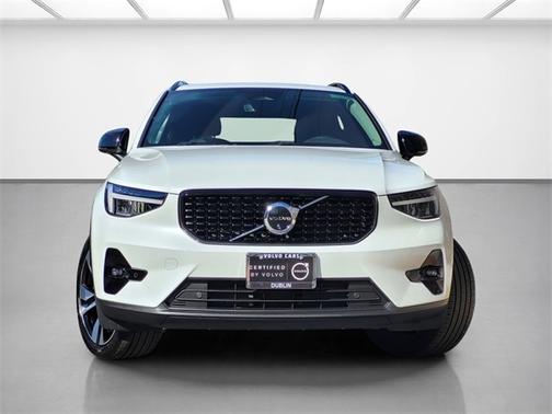 2025 Volvo XC40 B5 Plus Dark Theme