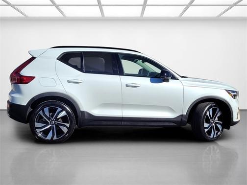2025 Volvo XC40 B5 Plus Dark Theme