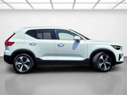 2025 Volvo XC40 B5 Plus Bright Theme