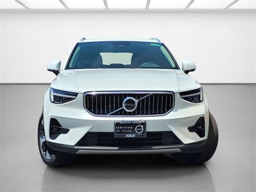 2025 Volvo XC40 B5 Plus Bright Theme