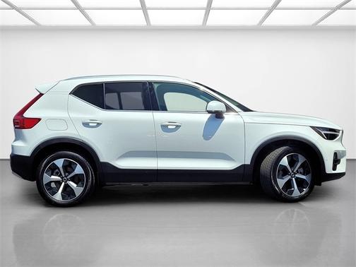 2025 Volvo XC40 B5 Plus Bright Theme