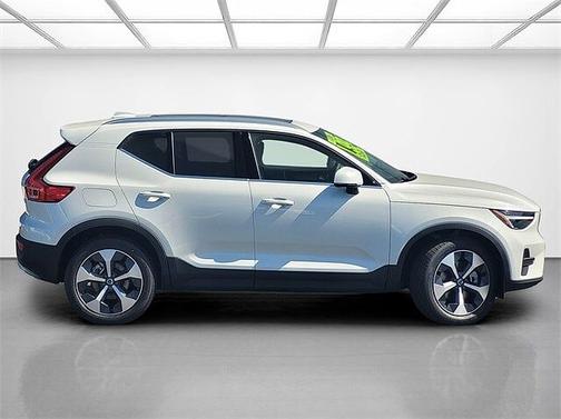 2025 Volvo XC40 Core