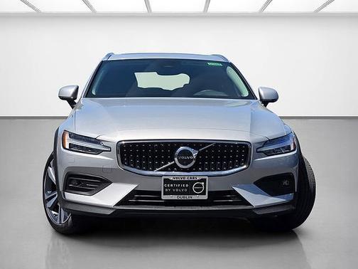 Silver Dawn 2025 Volvo V60 Cross Country Plus