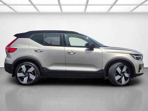 Bright Dusk 2023 Volvo XC40 Ultimate