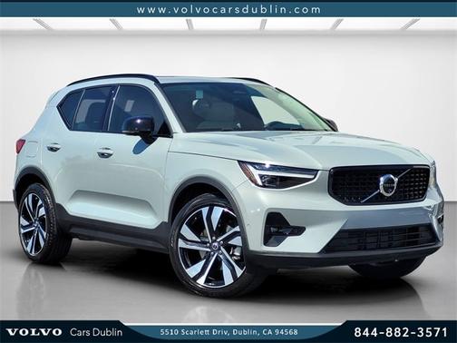 2024 Volvo XC40 B5 Plus Dark Theme