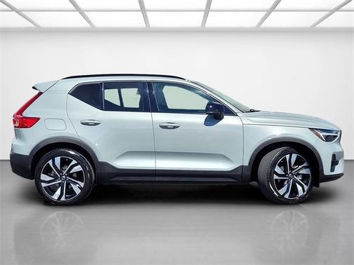 2024 Volvo XC40 B5 Plus Dark Theme