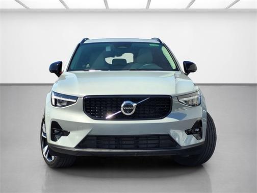 2024 Volvo XC40 B5 Plus Dark Theme