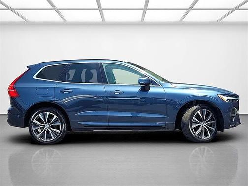 2022 Volvo XC60 B5 Momentum