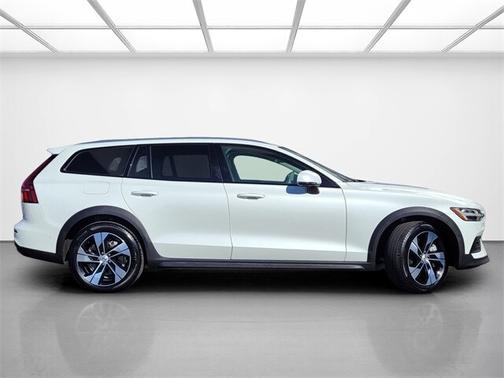 2024 Volvo V60 Cross Country B5 Plus