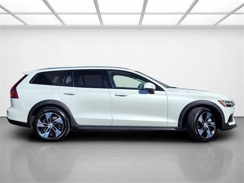 2024 Volvo V60 Cross Country B5 Plus