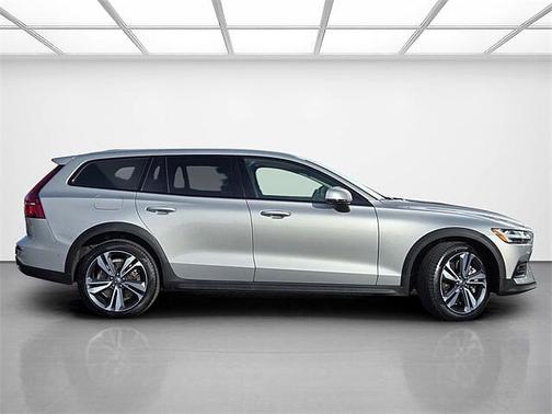 2025 Volvo V60 Cross Country Plus