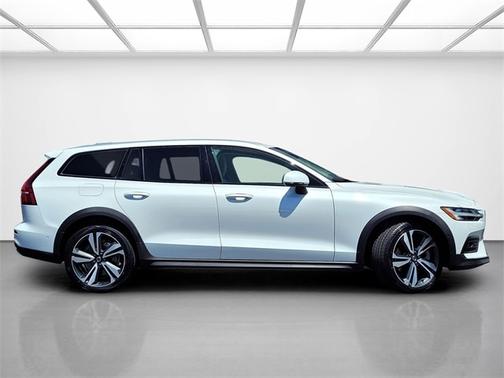 2023 Volvo V60 Cross Country B5 Plus