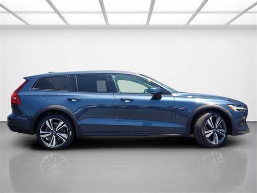 2023 Volvo V60 Cross Country B5 Plus