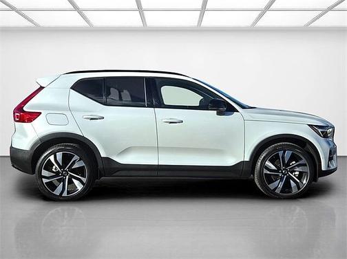 2025 Volvo XC40 Plus