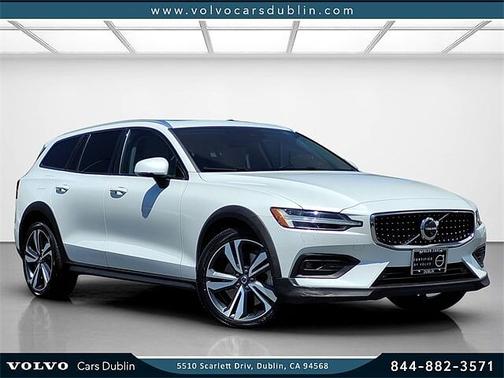 2023 Volvo V60 Cross Country Plus