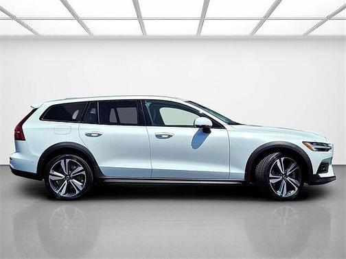 2023 Volvo V60 Cross Country Plus