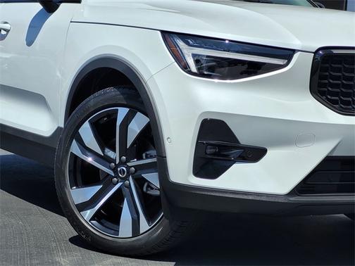 2024 Volvo XC40 B5 Plus Dark Theme