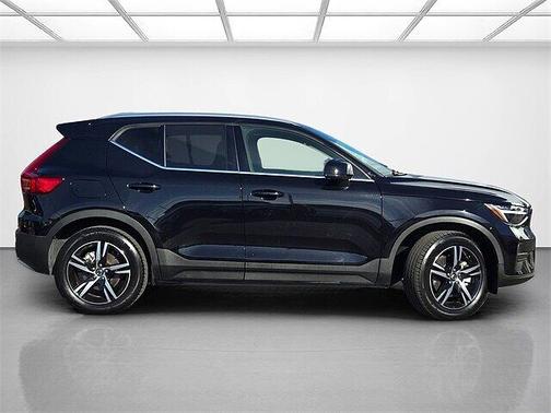 2025 Volvo XC40 Core