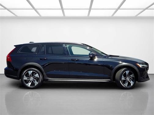 2024 Volvo V60 Cross Country B5 Plus