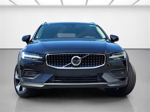 2024 Volvo V60 Cross Country B5 Plus