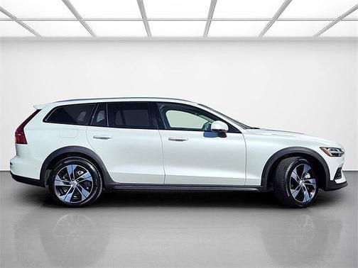 2024 Volvo V60 Cross Country Plus