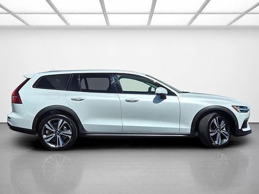 Crystal White 2025 Volvo V60 Cross Country Plus
