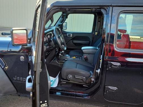 2022 Jeep Gladiator Sport