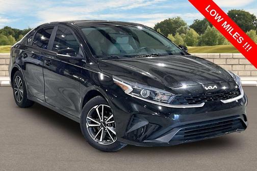 Aurora Black Pearl 2022 Kia Forte LXS