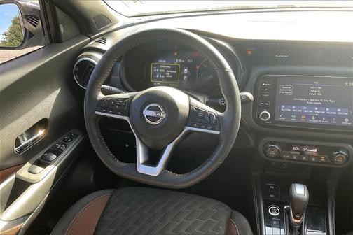 2022 Nissan Kicks SR