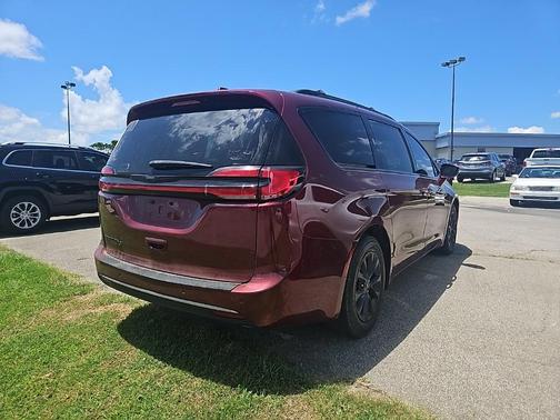 2021 Chrysler Pacifica Touring-L