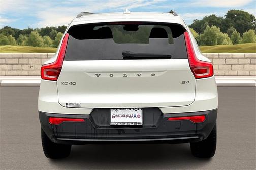 2023 Volvo XC40 B4 Ultimate Dark Theme