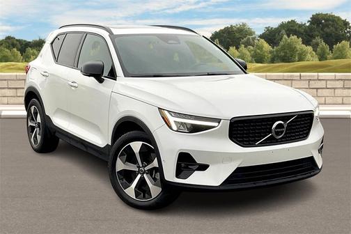 2023 Volvo XC40 B4 Ultimate Dark Theme