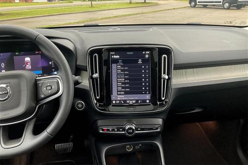 2023 Volvo XC40 B4 Ultimate Dark Theme