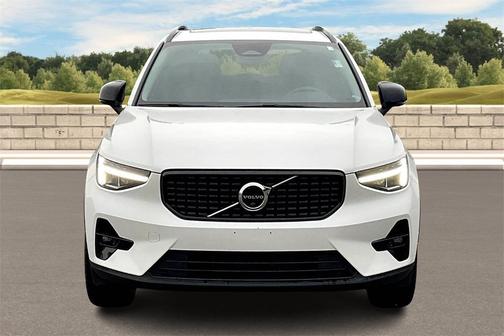 2023 Volvo XC40 B4 Ultimate Dark Theme