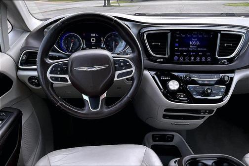 Bright White Clearcoat 2017 Chrysler Pacifica Touring-L Plus