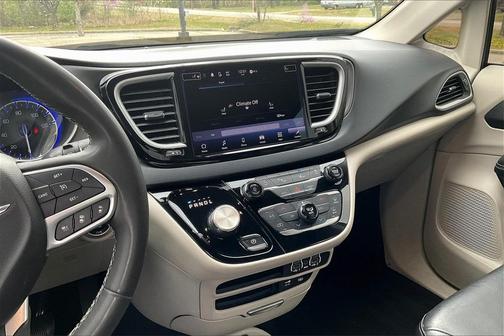 2022 Chrysler Pacifica Touring-L