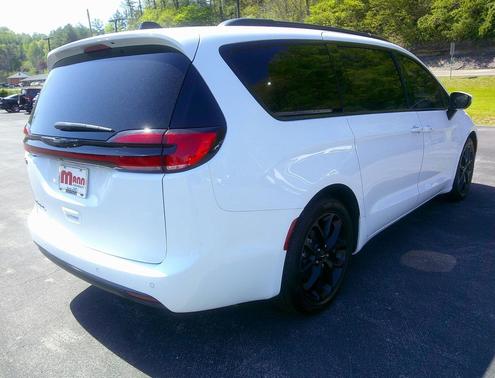 Bright White Clearcoat 2023 Chrysler Pacifica Touring L