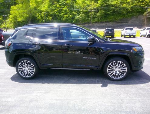 Diamond Black Crystal Pearlcoat 2023 Jeep Compass Limited