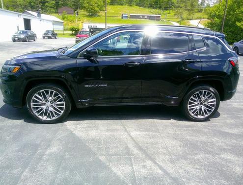 Diamond Black Crystal Pearlcoat 2023 Jeep Compass Limited