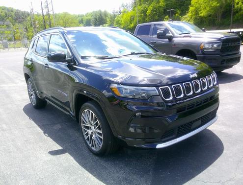 Diamond Black Crystal Pearlcoat 2023 Jeep Compass Limited