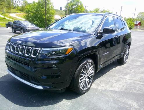 Diamond Black Crystal Pearlcoat 2023 Jeep Compass Limited
