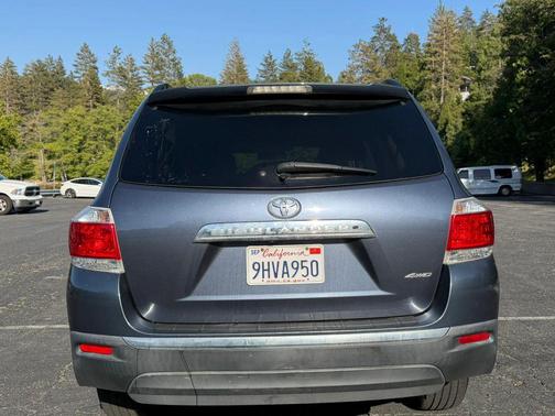 Blue 2011 Toyota Highlander SE