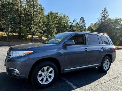 Blue 2011 Toyota Highlander SE