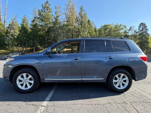 Blue 2011 Toyota Highlander SE