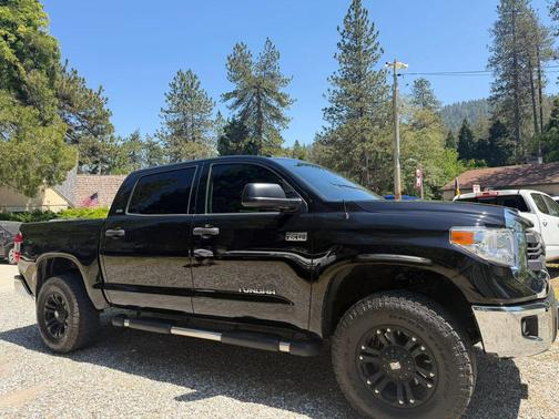 Black 2015 Toyota Tundra SR5