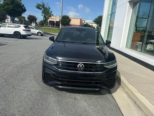 Deep Black Pearl Effect 2023 Volkswagen Tiguan 2.0T SE R-Line Black
