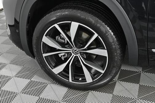 2025 Volkswagen Atlas Cross Sport 2.0T SEL Premium R-Line