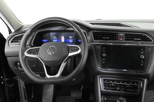 Deep Black Pearl Effect 2022 Volkswagen Tiguan 2.0T SE
