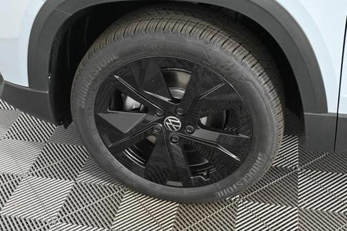 2025 Volkswagen Taos 1.5T SE Black